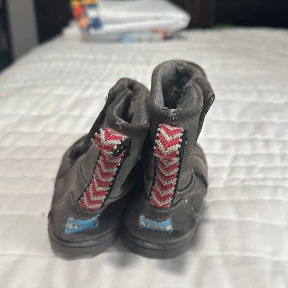 Tom’s Grey Suede Toddler Winter Boots Size 9T